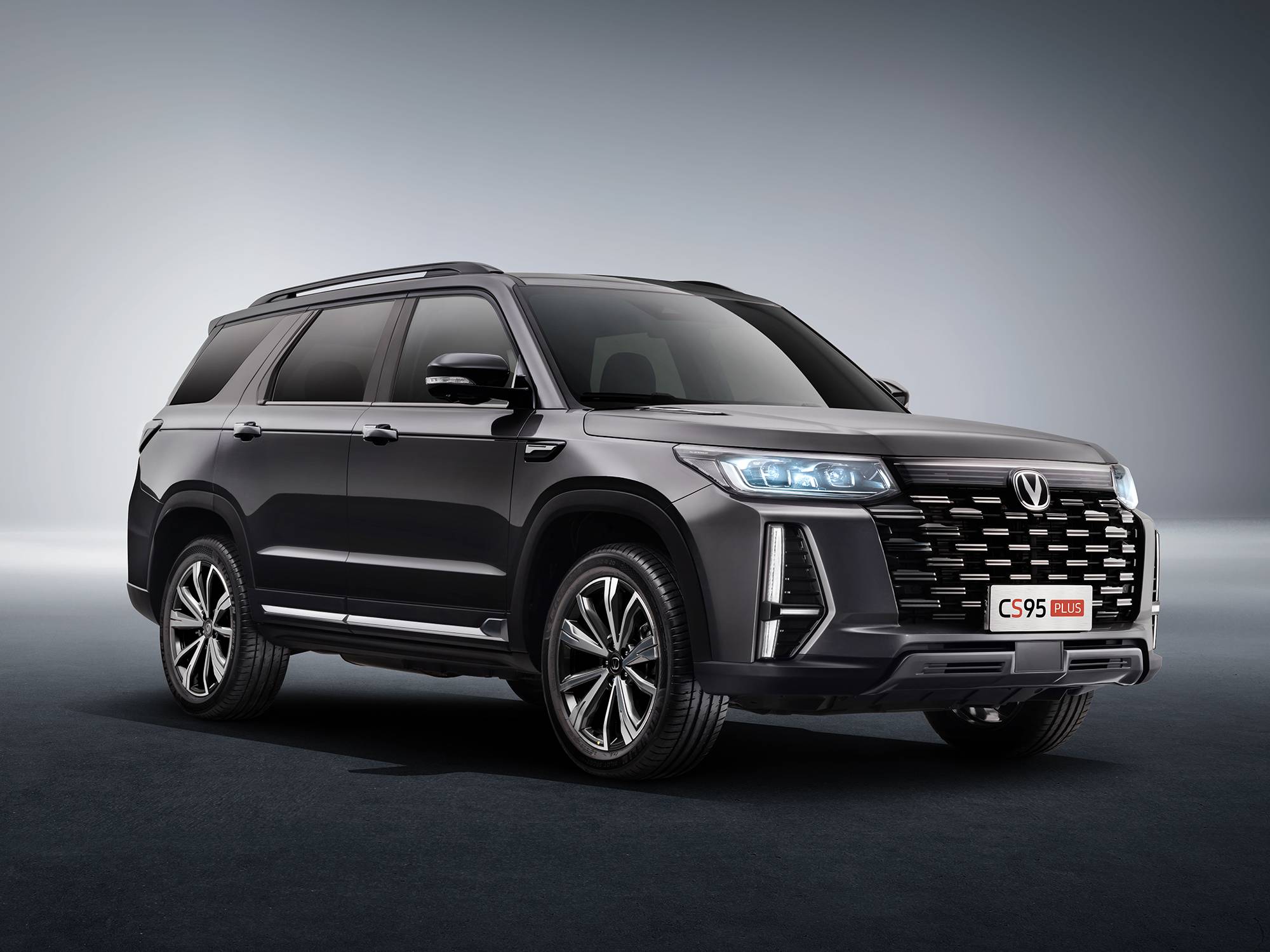 长安cs95plus上市,17.59万元起,蓝鲸2.0t 爱信8at